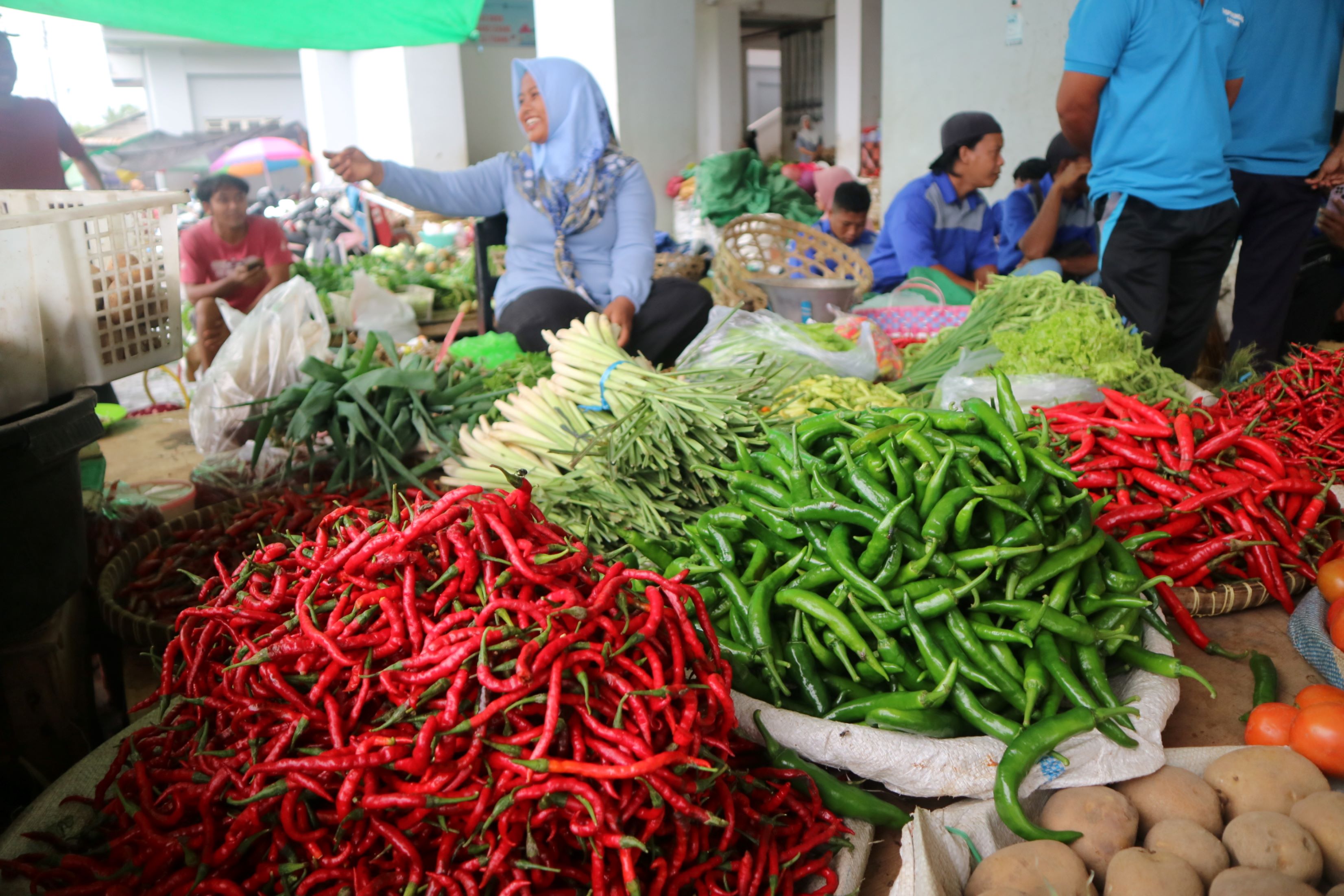 Aktivitas jual beli pedagang dan pembeli di Pasar Renteng, Praya, Loteng, Senin (5/1). Komoditas cabai dan bawang masih menghantui inflasi NTB.
