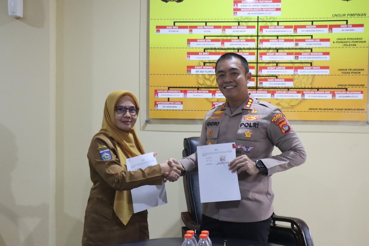 PERKUAT SINERGI: Kapolres Mataram Kombes Pol Hendro Purwoko bersama Kepala DP3A Kota Mataram  Hj Yunia Arini menandatangani MoU untuk menekan angka kekerasan perempuan dan anak