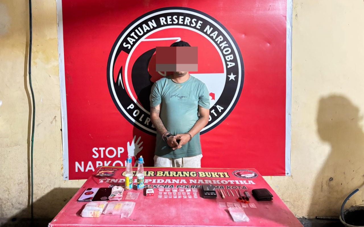 DIAMANKAN: Pengedar sabu AH diamankan bersama barang bukti sabu dan lainnya di Polres Bima Kota, Senin (5/1).
