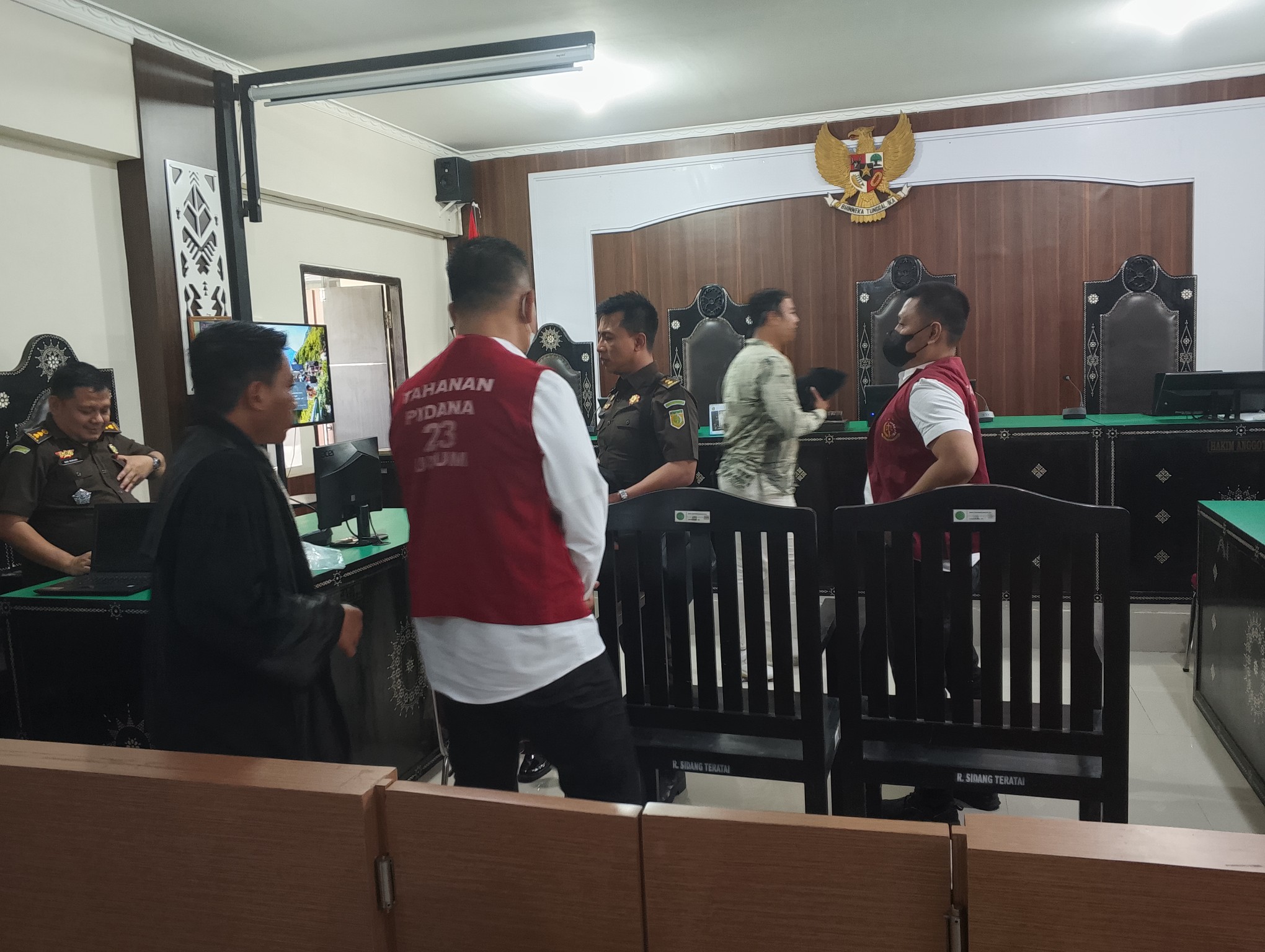 LANJUTAN SIDANG: Terdakwa pembunuhan Brigadir Nurhadi, Ipda Aris Chandra Widianto dsn Kompol M Yogi Purusa Utama berjalan ke luar usai persidangan di PN Mataram, Senin (5/1).