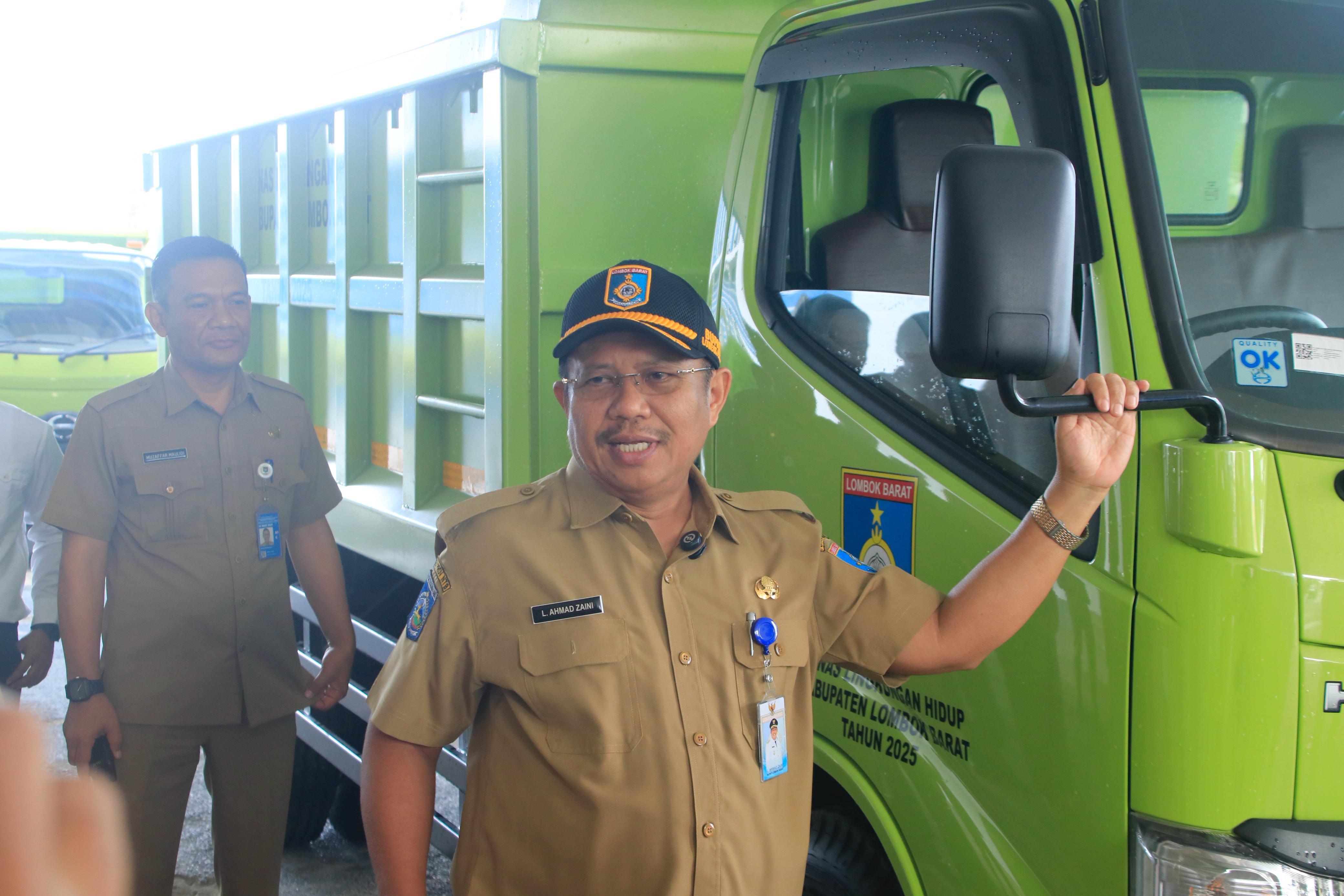 ARMADA BARU: Bupati Lombok Barat Lalu Ahmad Zaini (LAZ) serahkan delapan unit truk operasional sampah baru ke DLH Lobar, Selasa (6/1).