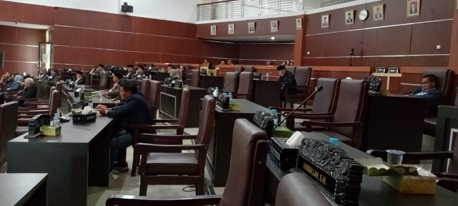 Penampakan bangku kosong di ruang rapat paripurna DPRD Lotim saat rapat paripurna membahas dua Raperda inisiatif DPRD Lotim