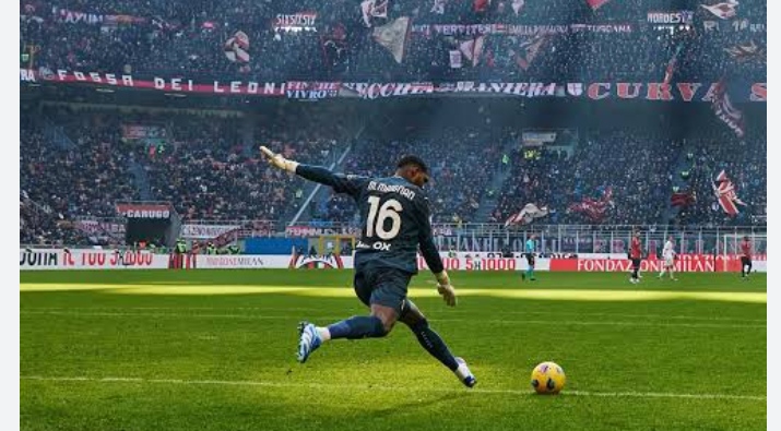 Mike Maignan, kiper sekaligus kapten AC Milan, di hadapan puluhan ribu Milanisti.