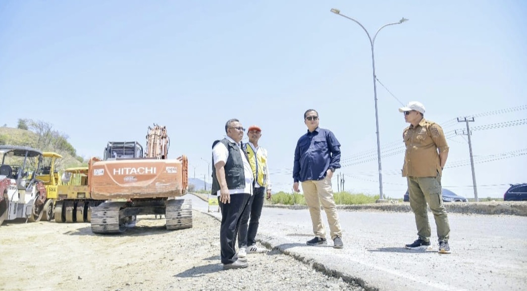 Gubernur NTB Lalu Muhamad Iqbal didampingi Pj Sekda NTB Lalu Mohammad Faozal (kanan) dan eks Kepala Dinas PUPR NTB Sadimin (kiri) saat meninjau perbaikan ruas jalan Simpang Tano-Seteluk, KSB.