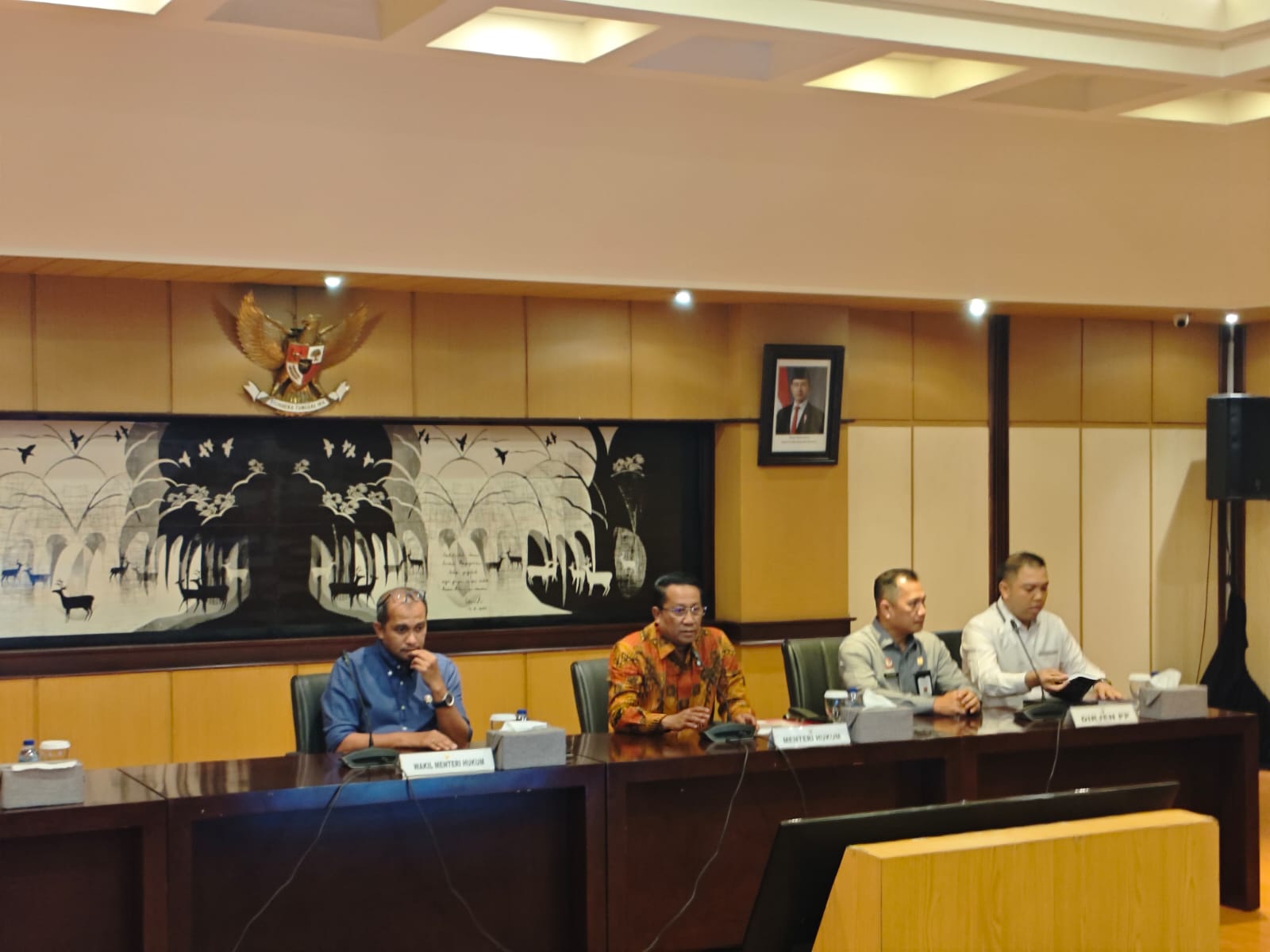Menteri Hukum Supartaman Andi Agtas dalam konferensi pers di Jakarta pada Senin (5/1).