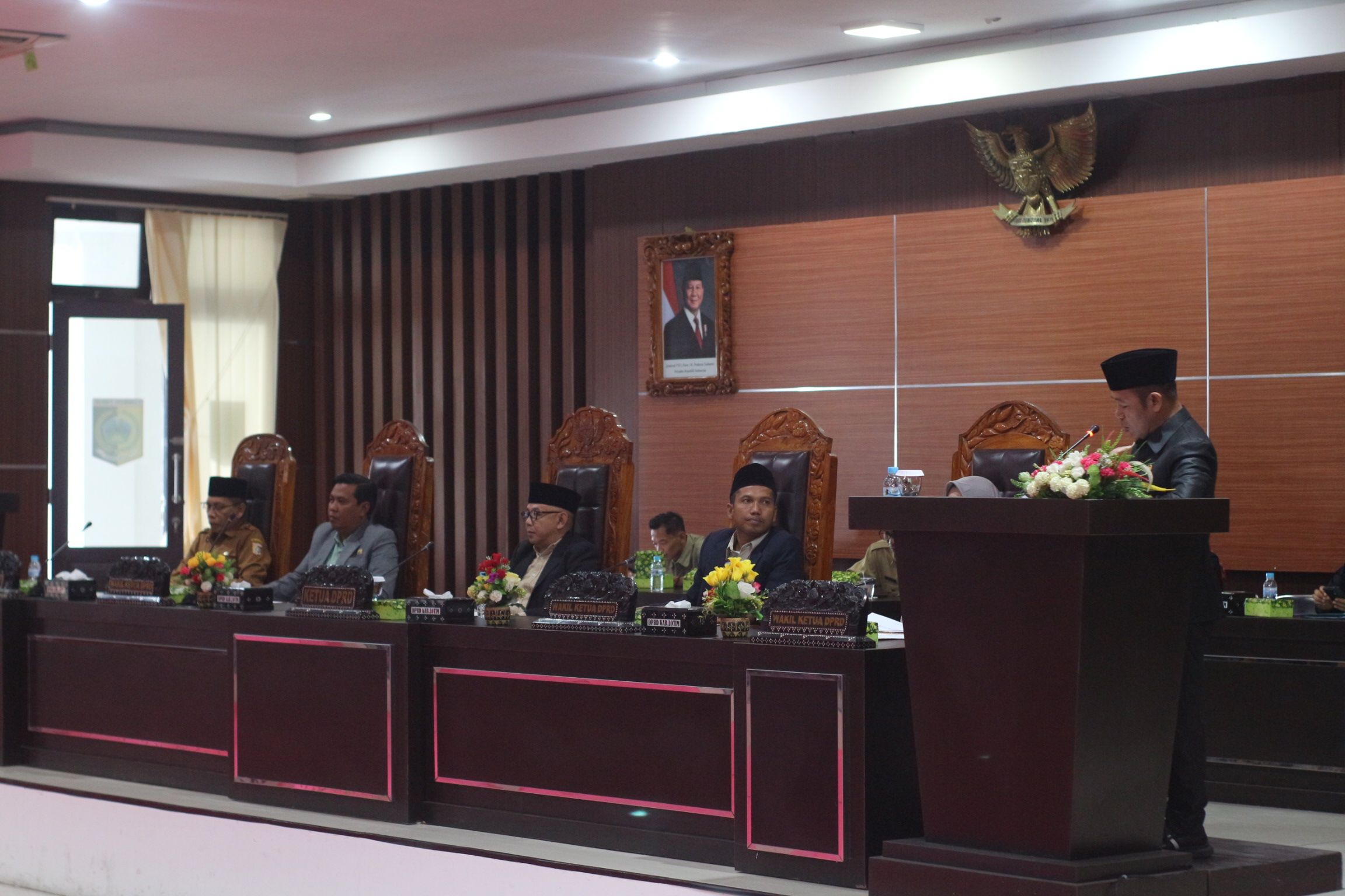 Anggota Bapemperda DPRD Lotim Mustayib membacakan laporan DPRD terkait dua Raperda inisiatif DPRD Lotim tentang Pengakuan dan Perlindungan Masyarakat Hukum Adat, serta Penyelenggaraan Kepariwisataan