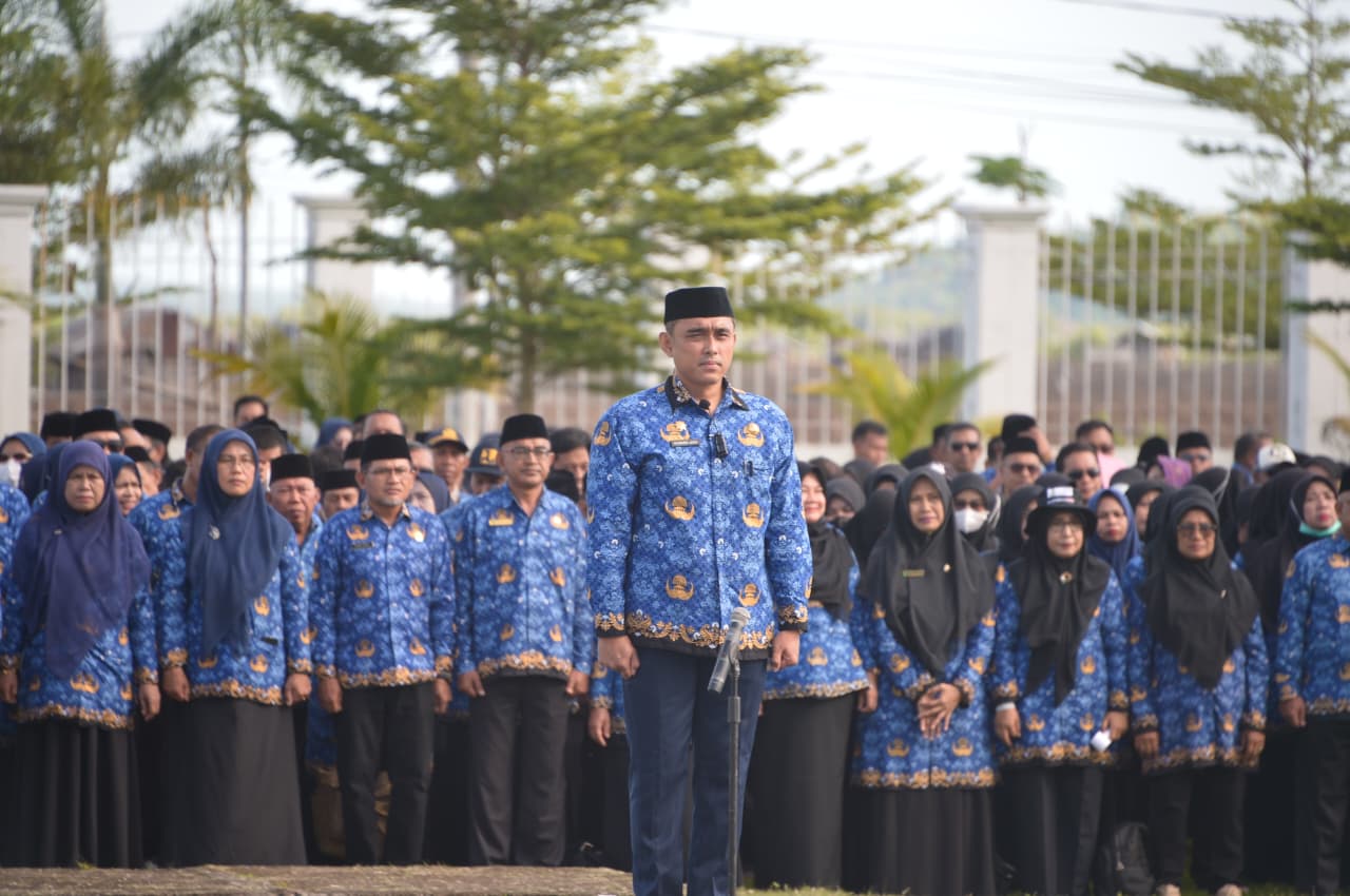 TINGKATKAN PELAYANAN: ASN Pemkab Bima saat mengikuti apel gabungan perdana tahun 2026 di halaman kantor Bupati Bima, Senin (5/1).