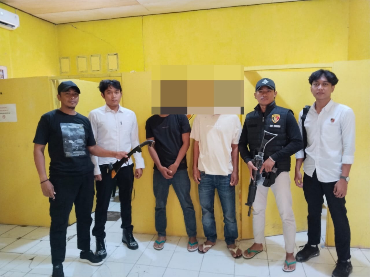 DIBUI: Pelaku pemalakan AR dan JA diamankan di Polres Bima Kota, Senin (5/1).