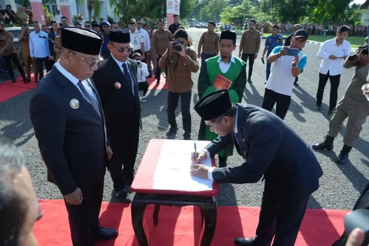 LANTIK: Wali Kota Bima HA Rahman H Abidin melantik Muhammad Fakhrunraji sebagai Sekda Kota Bima, Senin (5/1).