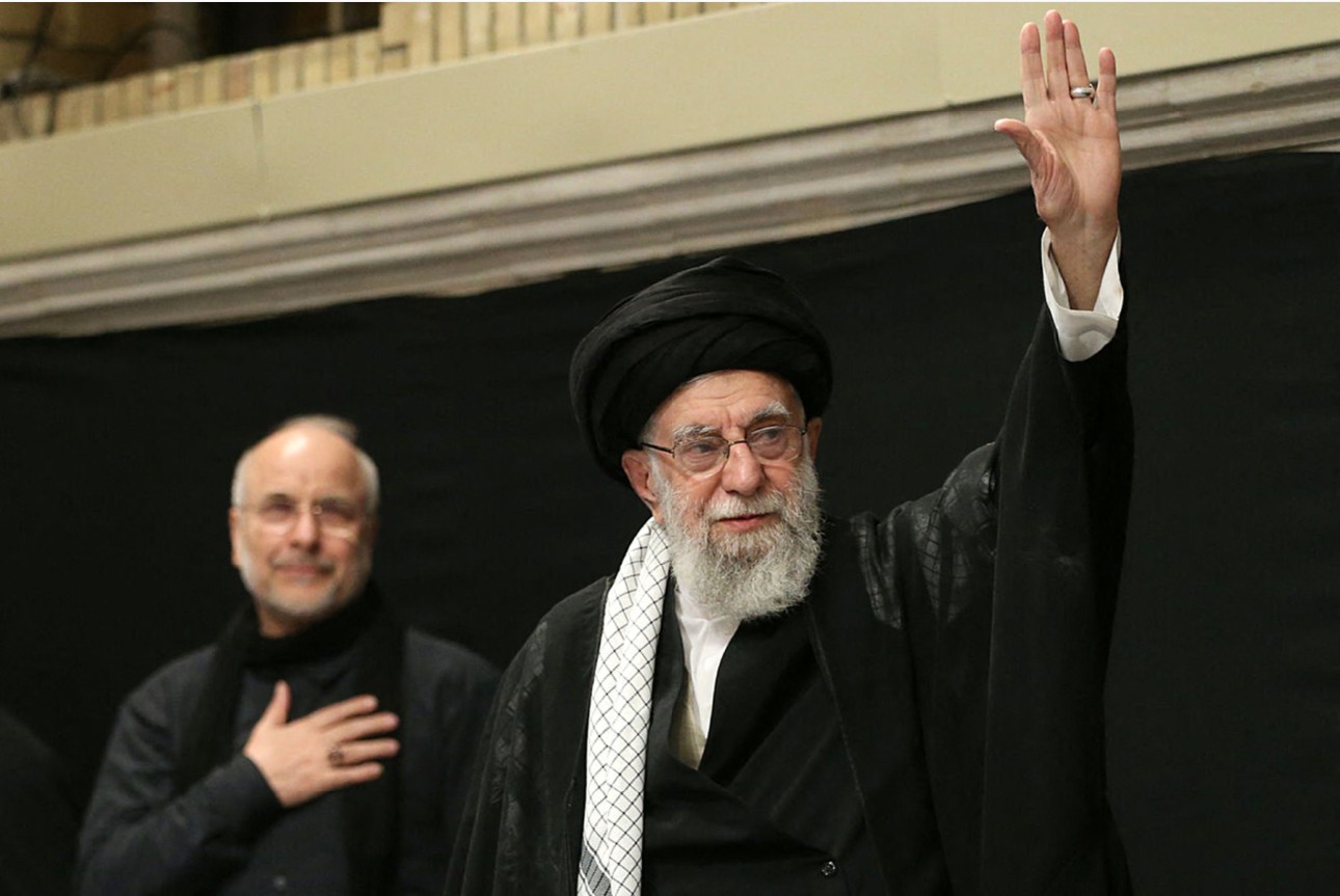 PEMIMPIN AGUNG: Ayatollah Ali Khamenei bersama orang terdekatnya menyapa rakyatnya di Teheran Iran.