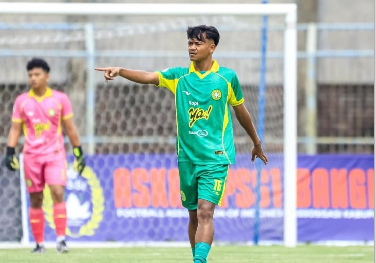 MENEPI SEBULAN: Firman Nugraha (kanan) saat membela Perseta 1970 melawan Putra Jaya Pasuruan di Stadion Gelora Bangkalan (5/1).