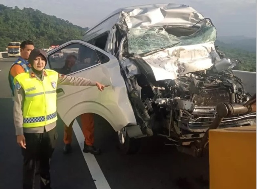 RINGSEK: Kondisi bagian depan kendaraan Toyota Hiace Nopol B 7047 PXU setelah menabrak bagian belakang truk crane di Tol Ungaran, Kabupaten Semarang, Selasa (6/1).