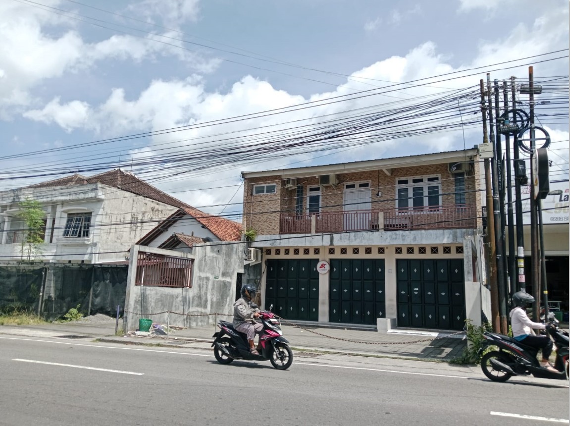 DIGEREBEK: Ruko di Jalan Gito Gati, Sariharjo, Ngaglik, Sleman, diduga menjadi markas scammer jaringan internasional.