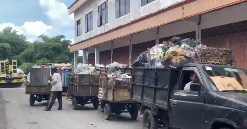 Antre panjang petugas roda tiga oengangkut sampah lingkungan di TPS Sandubaya.