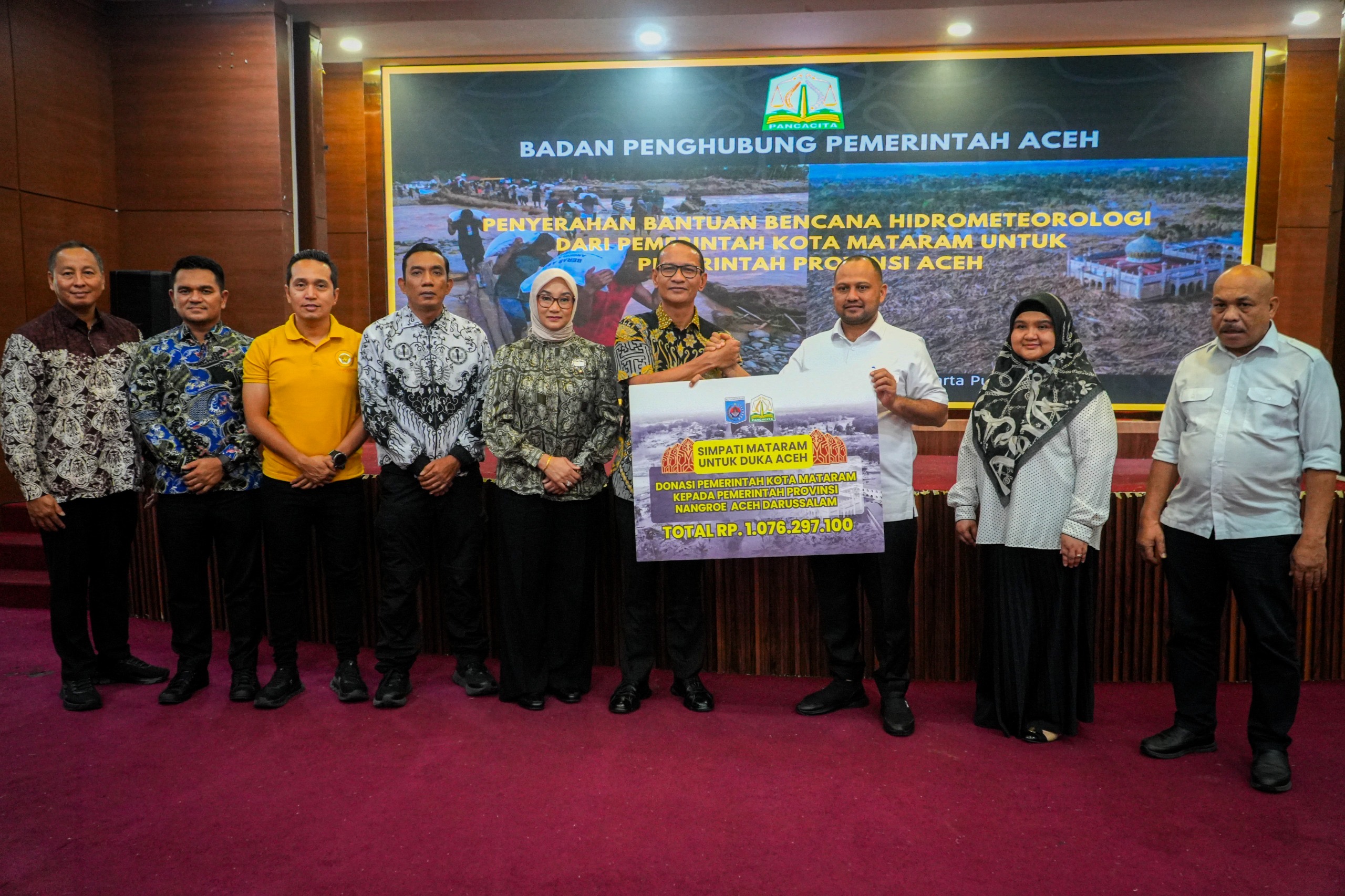 Wali Kota Mataram Mohan Roliskana menyerahkan bantuan senilai Rp 1,07 Miliar untuk rakyat Aceh.