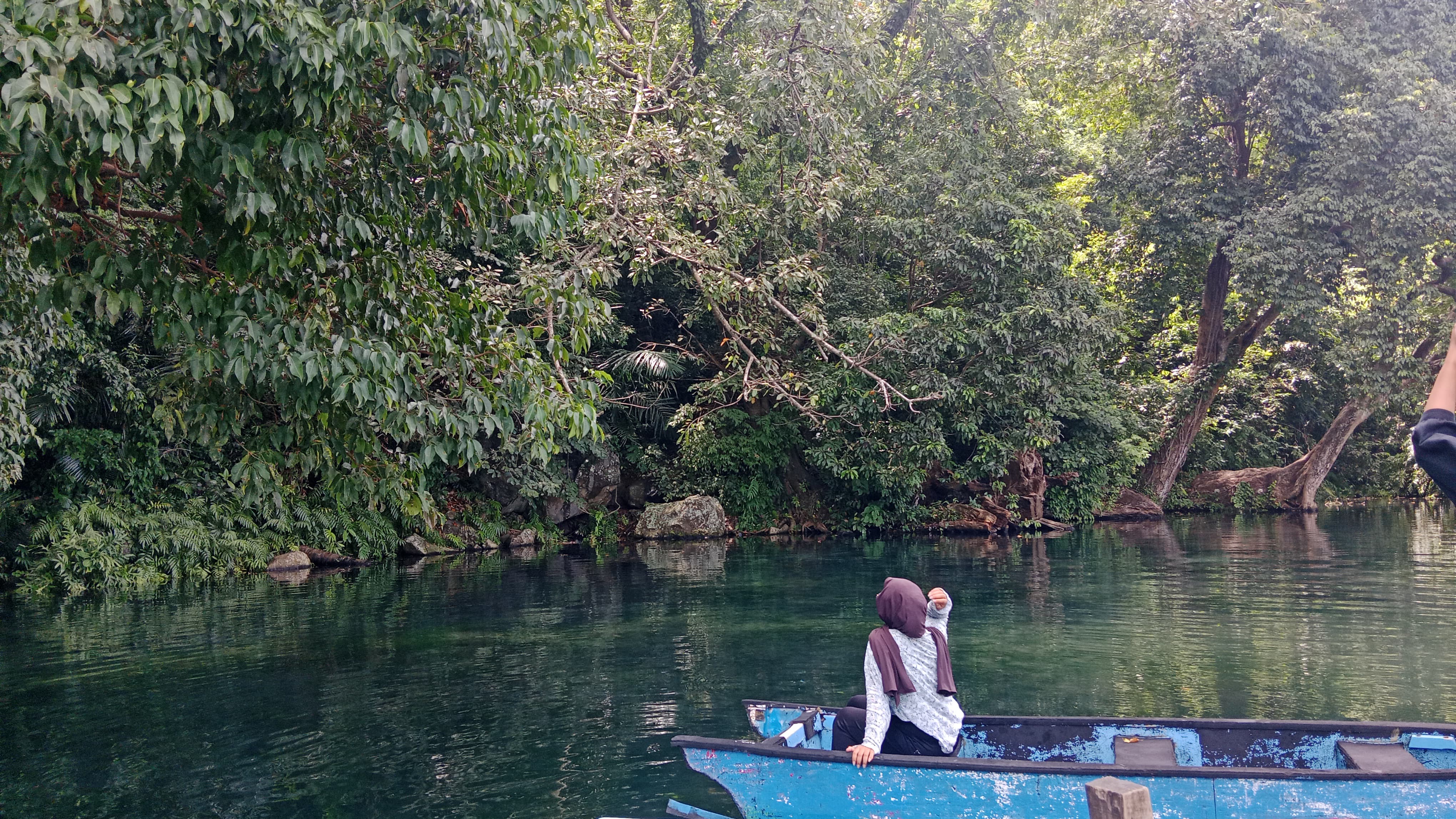 FASILITAS WISATA: Salah seorang pengunjung sedang menikmati salah satu wahana di wisata danau Gumbang Ganang, Desa Obel-Obel, Kecamatan Sambelia