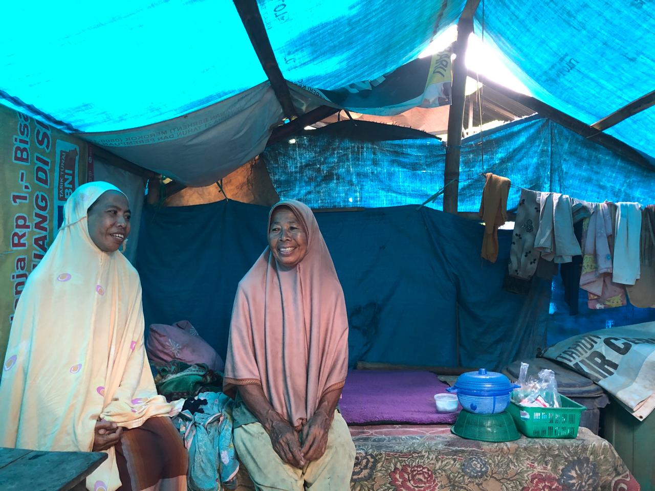 PASRAH: Inaq Sakmah dan putrinya Juliatni, warga Desa Eat Mayang tinggal di rumah terpal selama dua tahun terakhir.