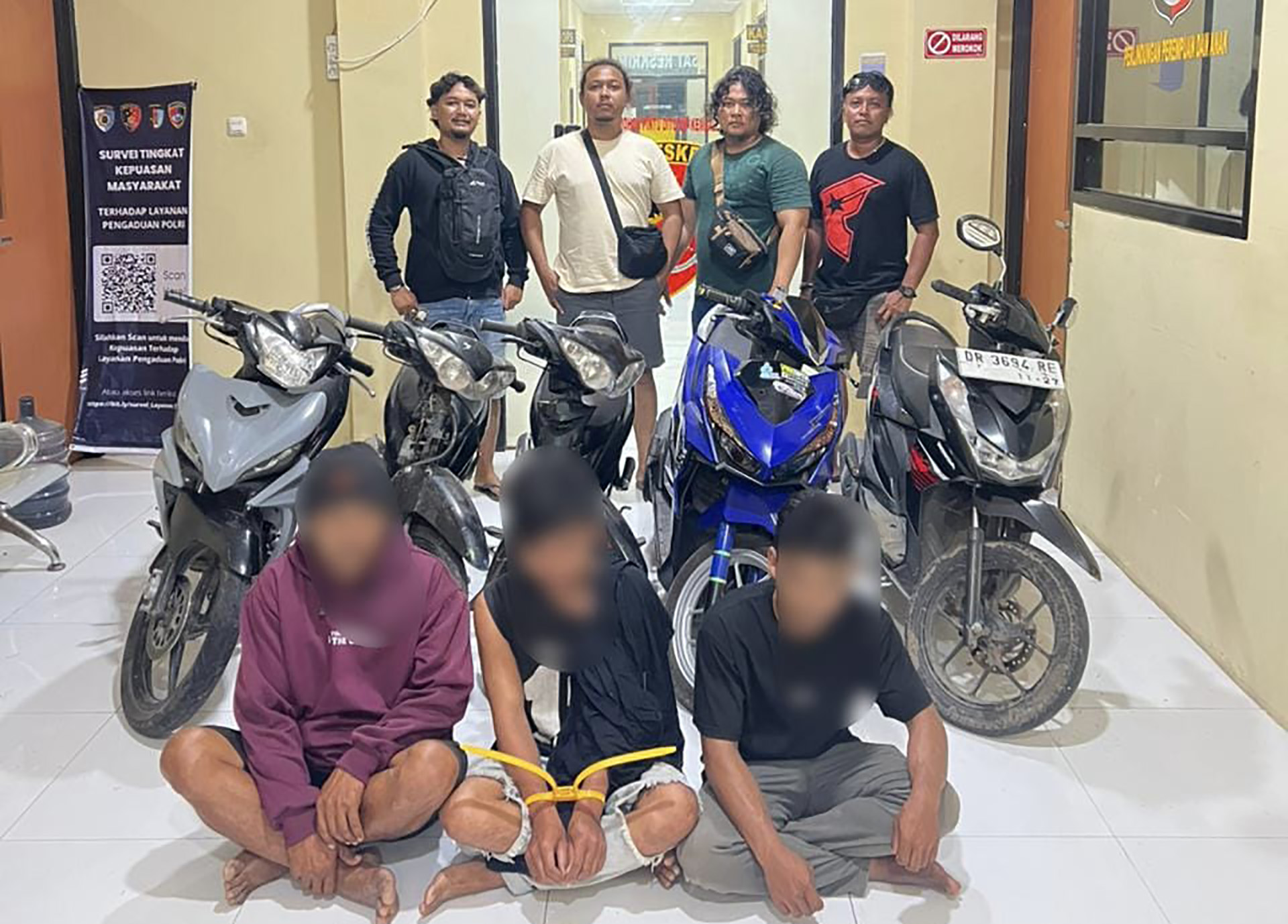 Tiga komplotan curanmor (duduk) dari enam pelaku yang berhasil diungkap Tim Puma Satreskrim Polres Lombok Utara.