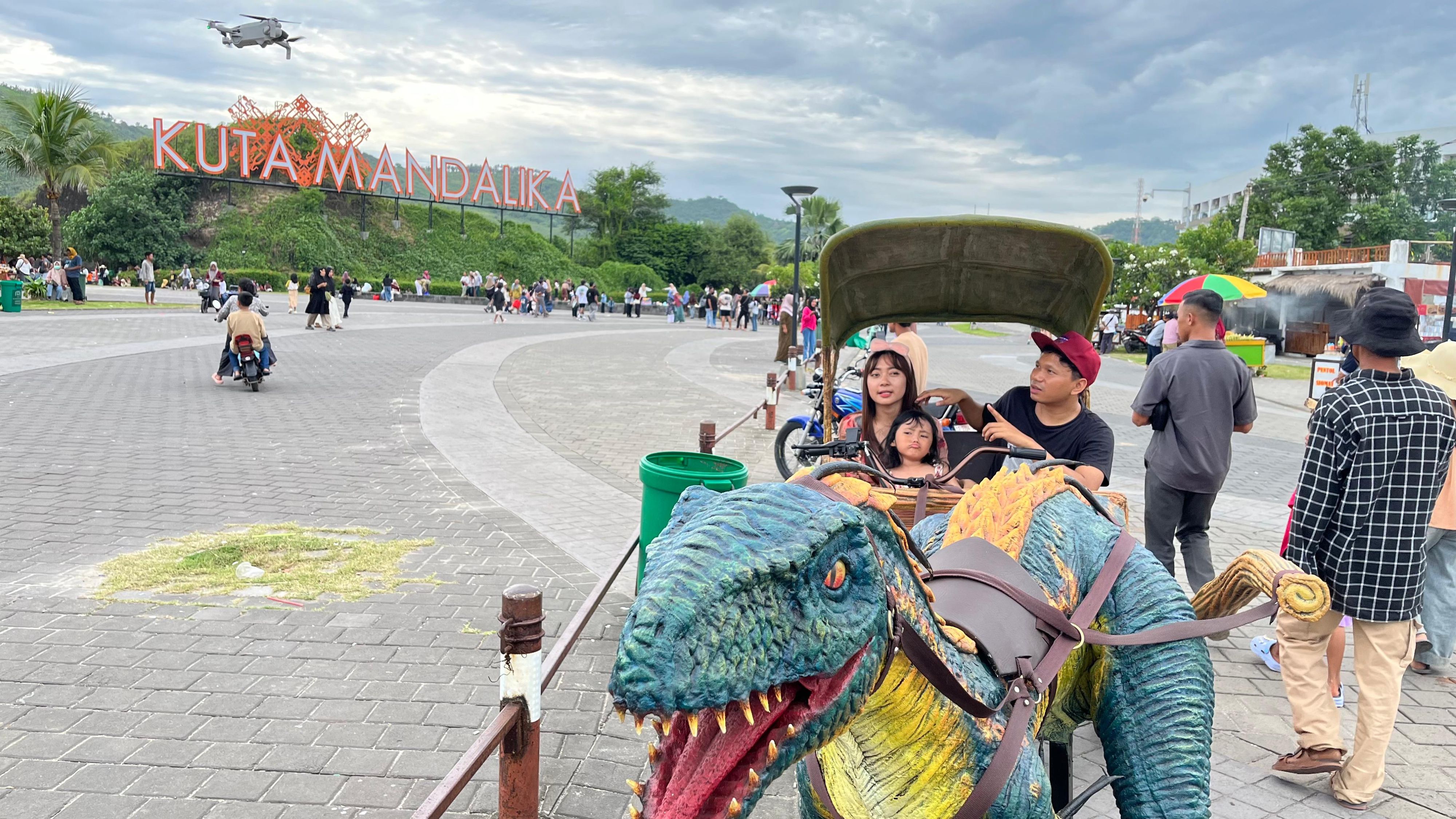 Wisatawan domestik menjajal Dino Dokar di Kuta Beach Park, The Mandalika, Lombok Tengah, Selasa (6/1).