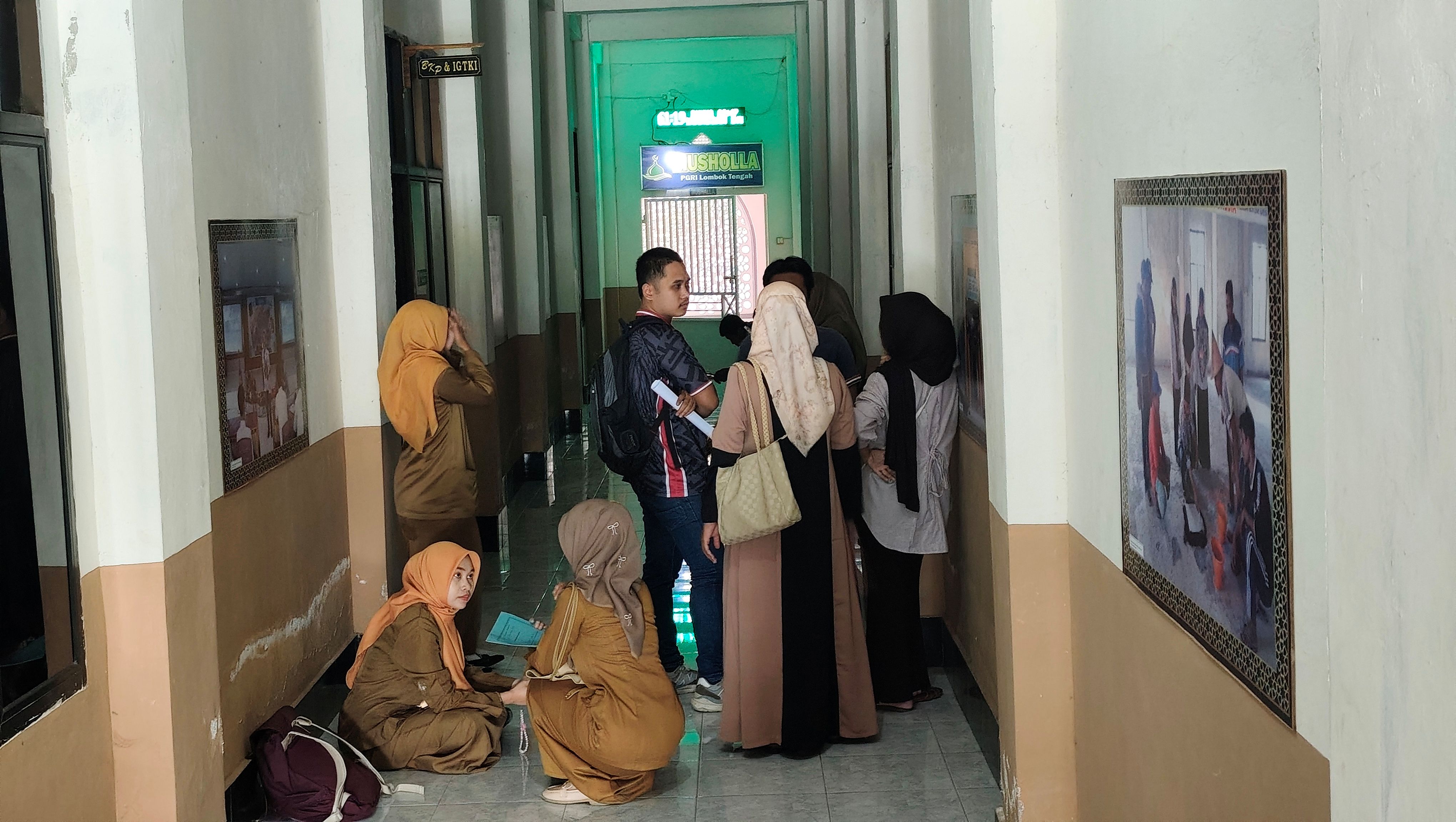 Sejumlah guru honorer beramai-ramai mengadu ke kantor PGRI Lombok Tengah, Praya, Senin (5/1) lalu.