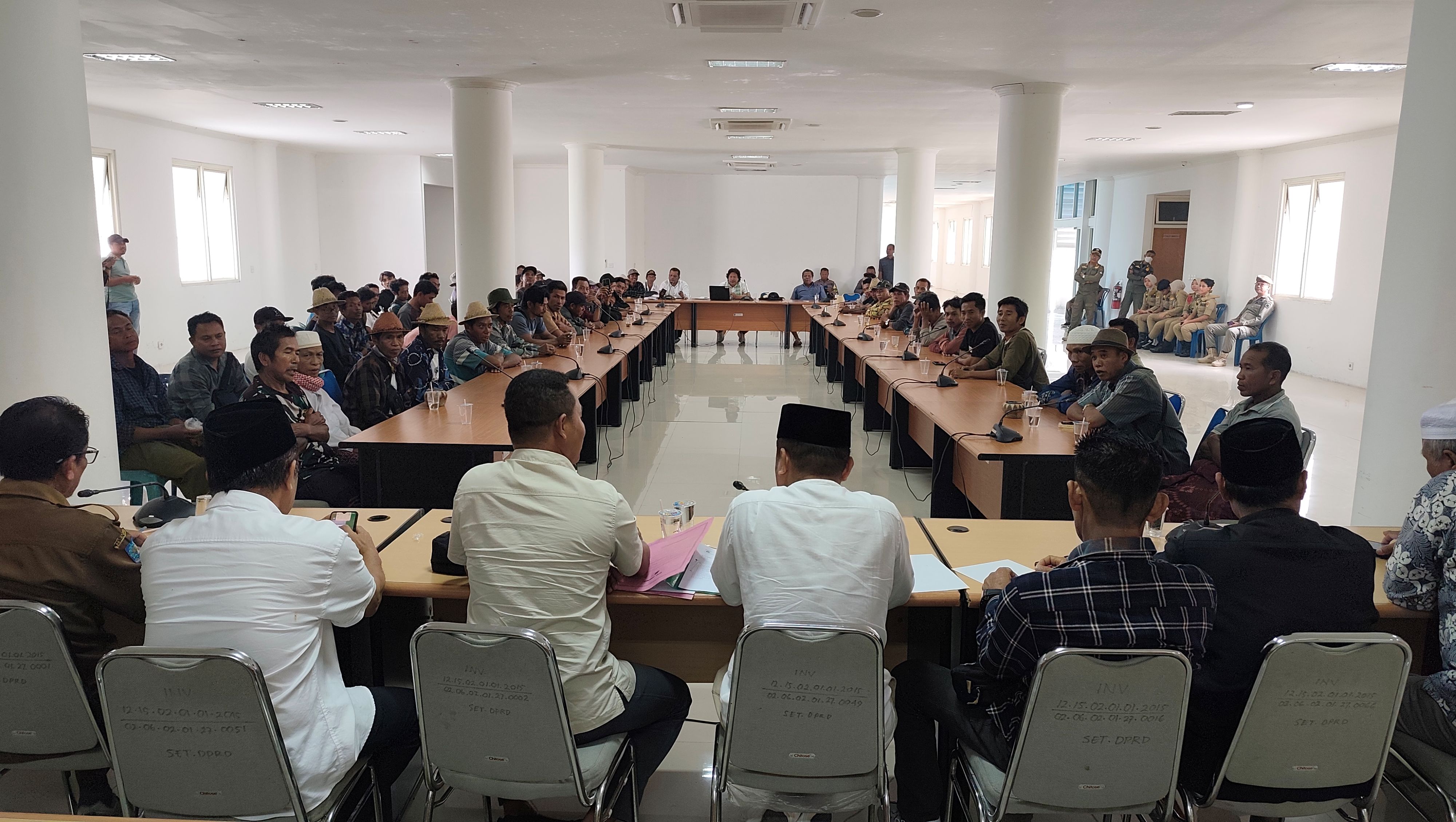 Puluhan petani dari Desa Jeropuri dan Beleka Daya, Praya Timur persoalkan mahalnya harga pupuk subsidi di tingkat pengecer kepada anggota DPRD Lombok Tengah, Selasa (6/1).