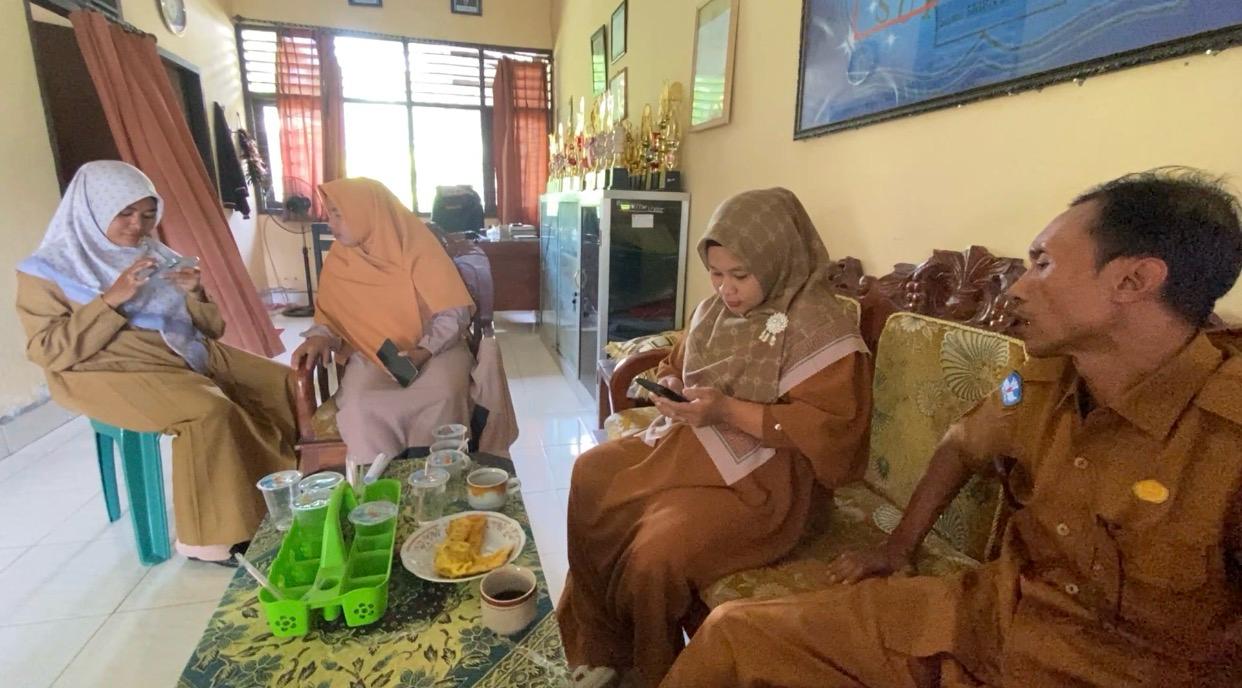 Dua guru honorer di SMPN 2 Suralaga yang tidak dapat SK PPPK Paro Waktu beberapa waktu lalu yang diserahkan oleh Bupati Lotim.