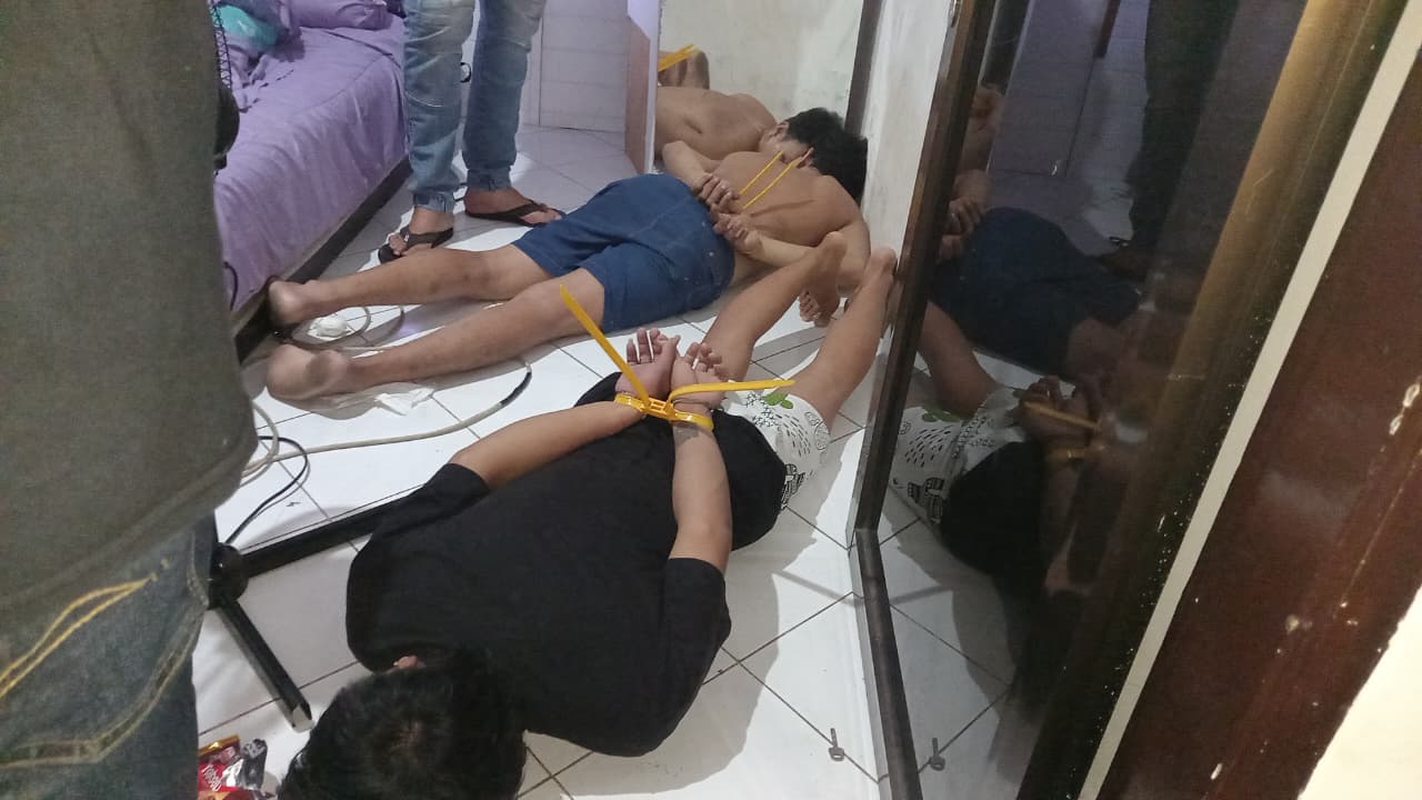 DIBORGOL: Dua pelaku MFA dan WS diringkus tim Satresnarkoba Polresta Mataram karena terlibat peredaran gelap narkoba di wilayah Desa Bug-bug, Lingsar, Lombok Barat, kemarin (6/1).