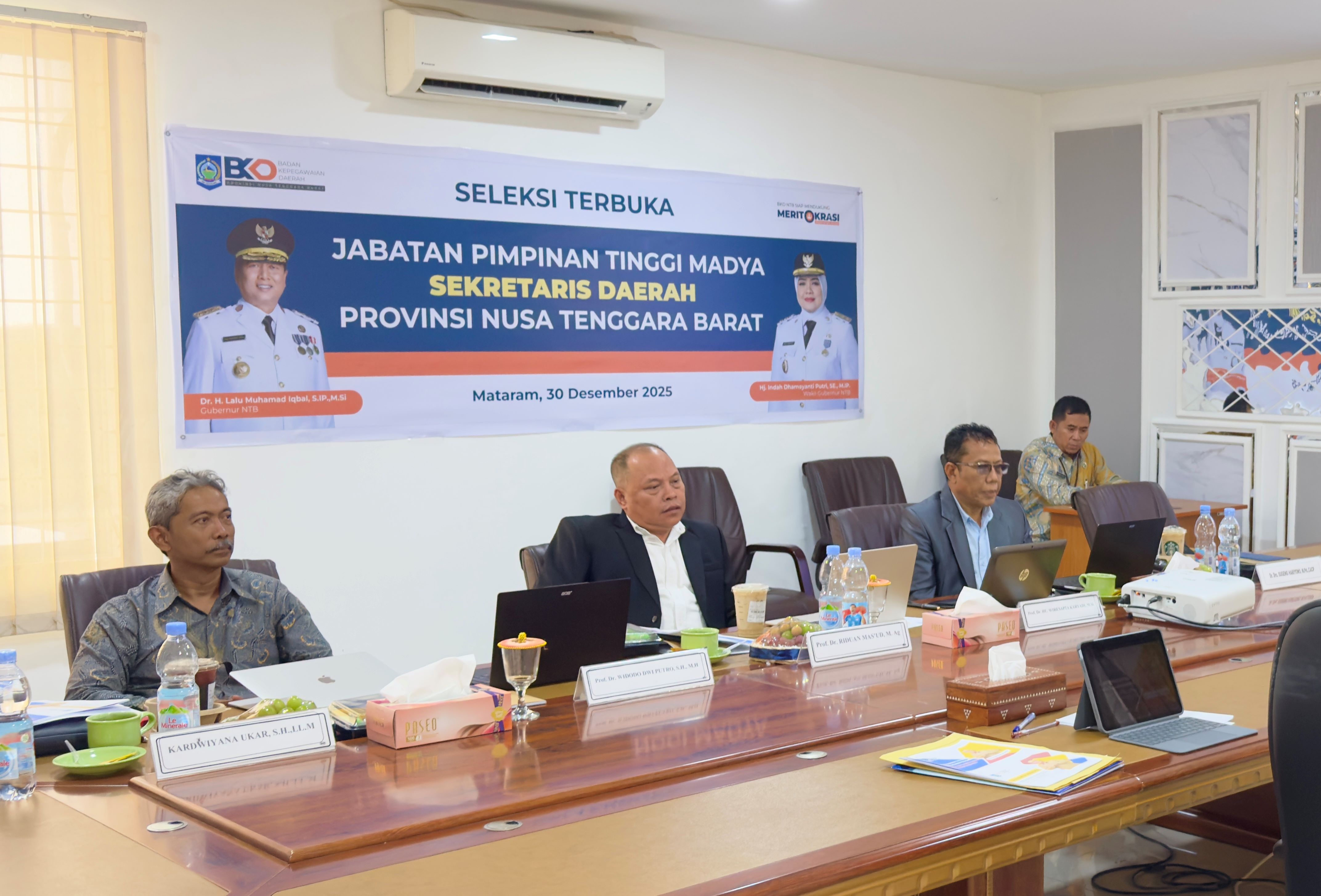 CARI YANG TERBAIK: Tim pansel saat menguji salah satu kandidat calon Sekda NTB, di ruang rapat BKD NTB, beberapa waktu lalu.