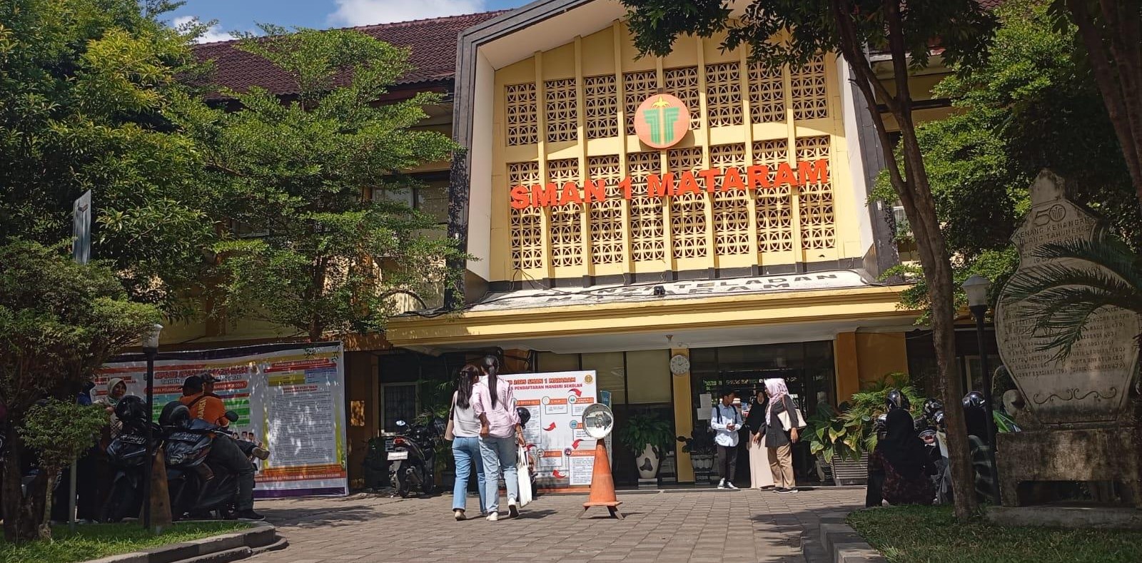 Sejumlah masyarakat saat mendaftarkan anaknya di SMAN 1 Mataram, belum lama ini. Jabatan kasek yang lowong akan terisi Februari.