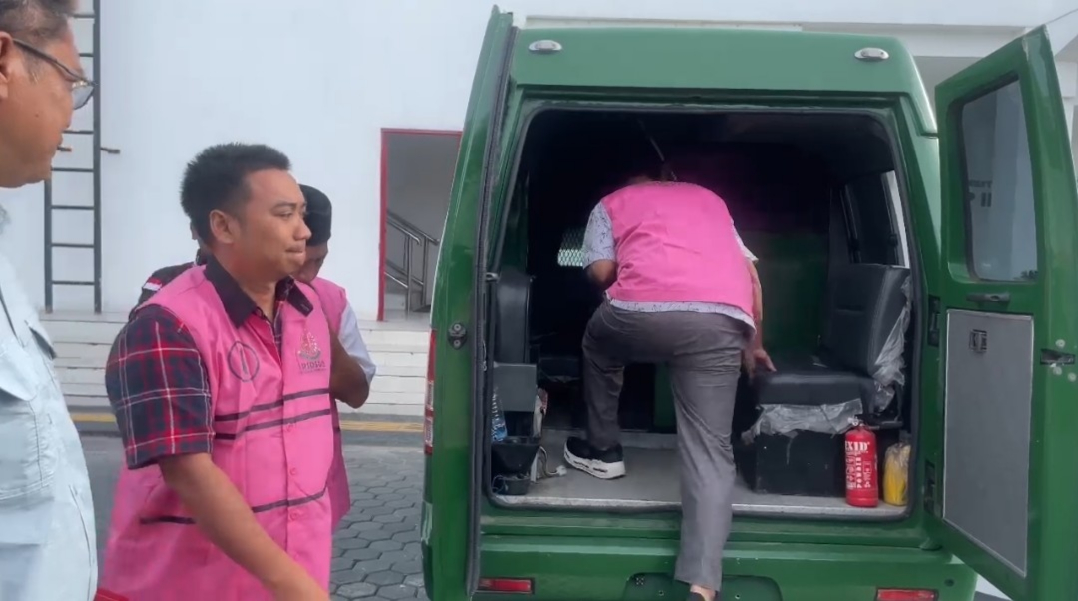 TINGGAL JALANI SIDANG: Para tersangka korupsi dana Pokir DPRD Lobar berjalan ke mobil tahanan saat dilakukan tahap dua di kantor Kejari Mataram, Selasa (6/1).
