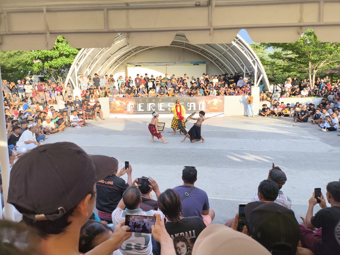 Dua pepadu peresean cilik berlaga di Colloseum Loang Baloq, beberapa waktu lalu.
