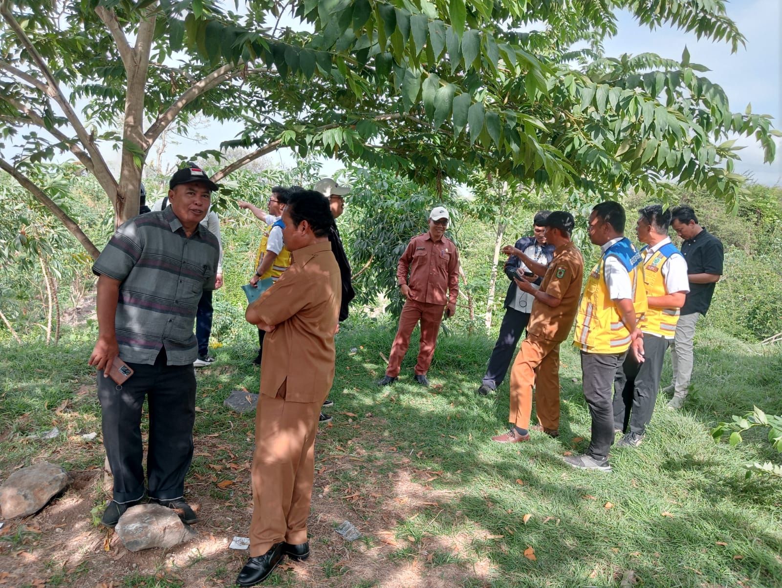 MOLOR: Satker dan sejumlah pejabat Pemda Lombok Utara meninjau lokasi pembangunan sekolah rakyat di Desa Gumantar, Kecamatan Kayangan, beberapa waktu lalu