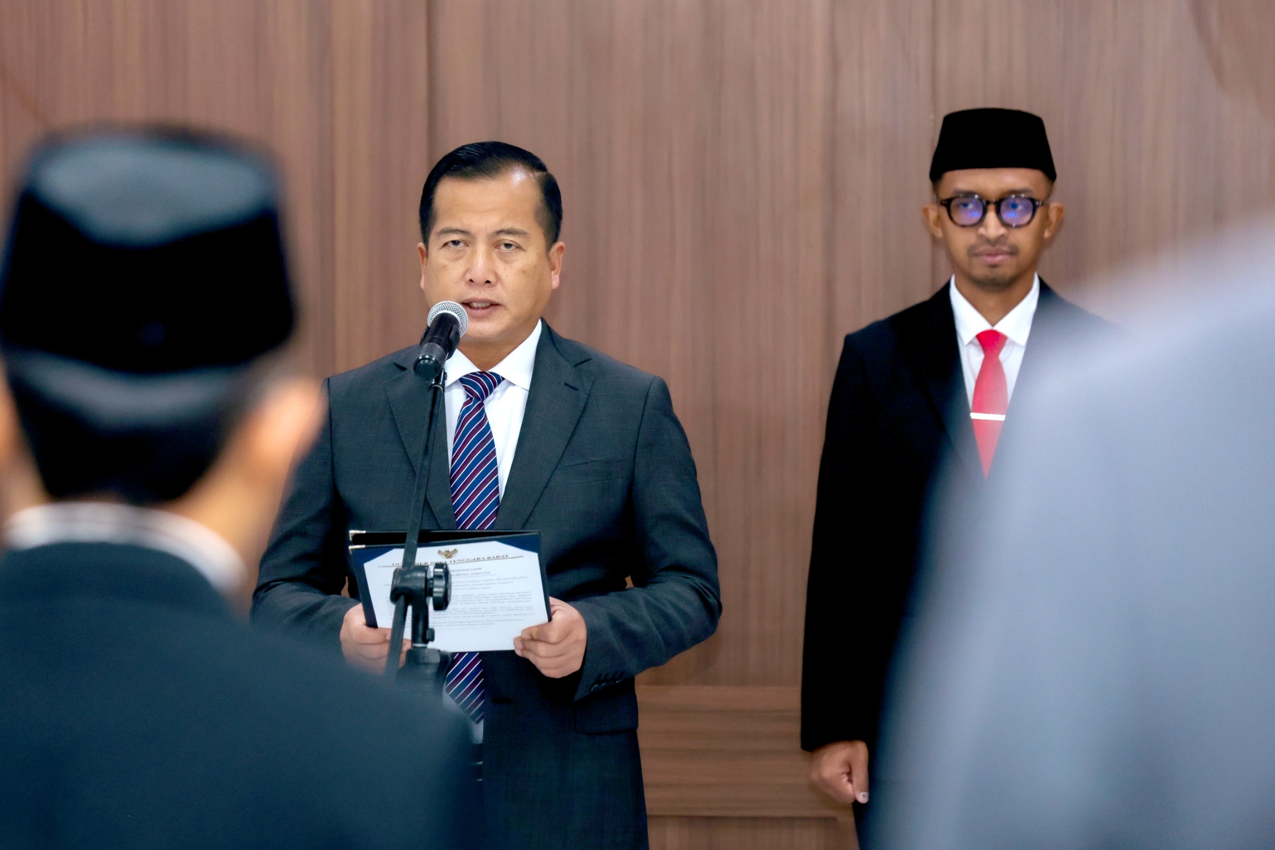 PEJABAT SEMENTARA: Gubernur NTB Lalu Muhamad Iqbal, melantik sejumlah pejabat eselon II lingkup Pemprov NTB, untuk menjadi kepala OPD berstatus Plt sebagai dampak dari penerapan SOTK, pada pekan lalu.