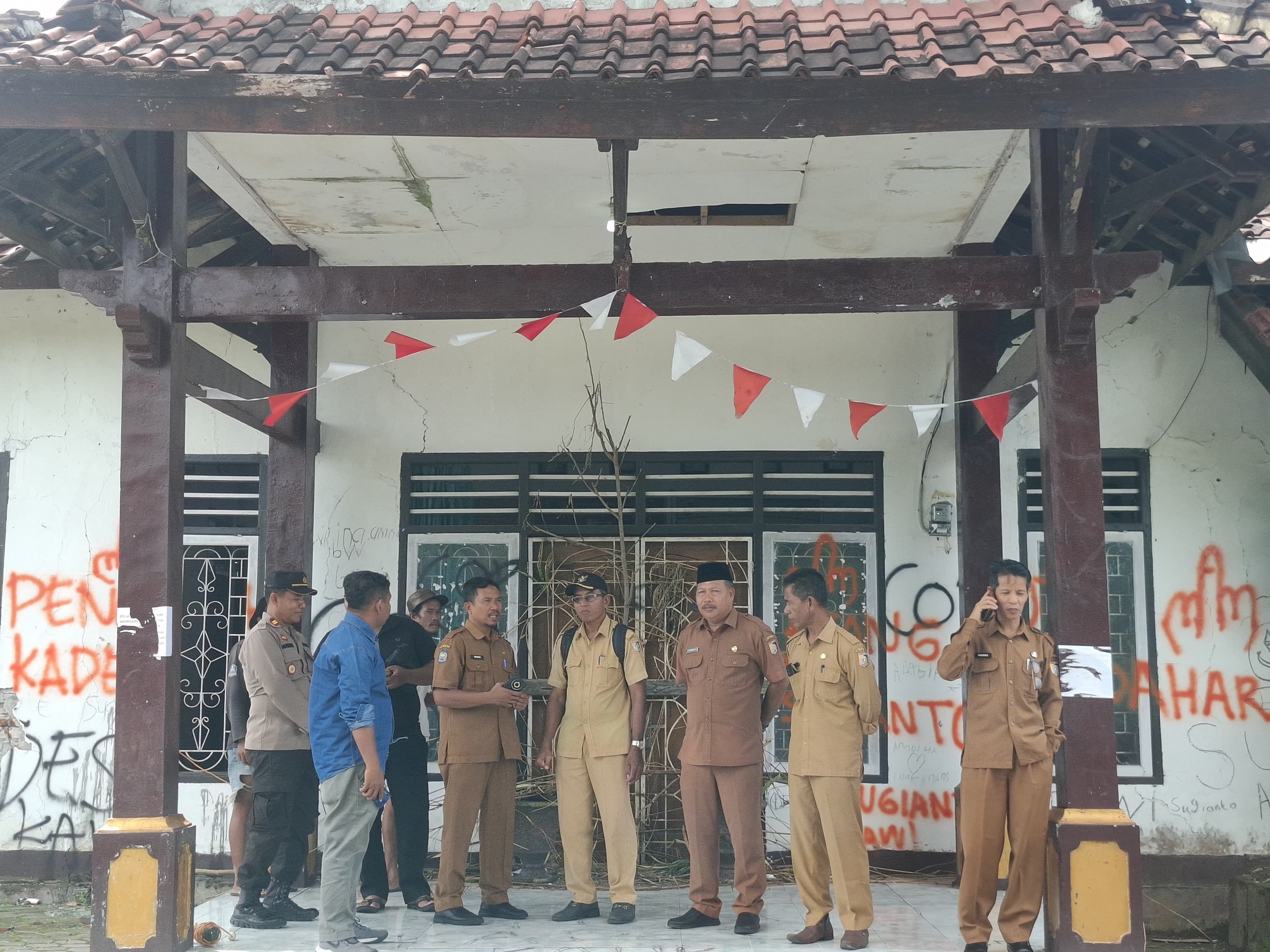 Kepala Dinas DPMD bersama Bangkesbangpoldagri Lotim saat membuka segel kantor desa Gelanggang Kecamatan Sakra Timur, yang disegel warga saat demo pada 19/12/2025 lalu, Selasa (6/1).