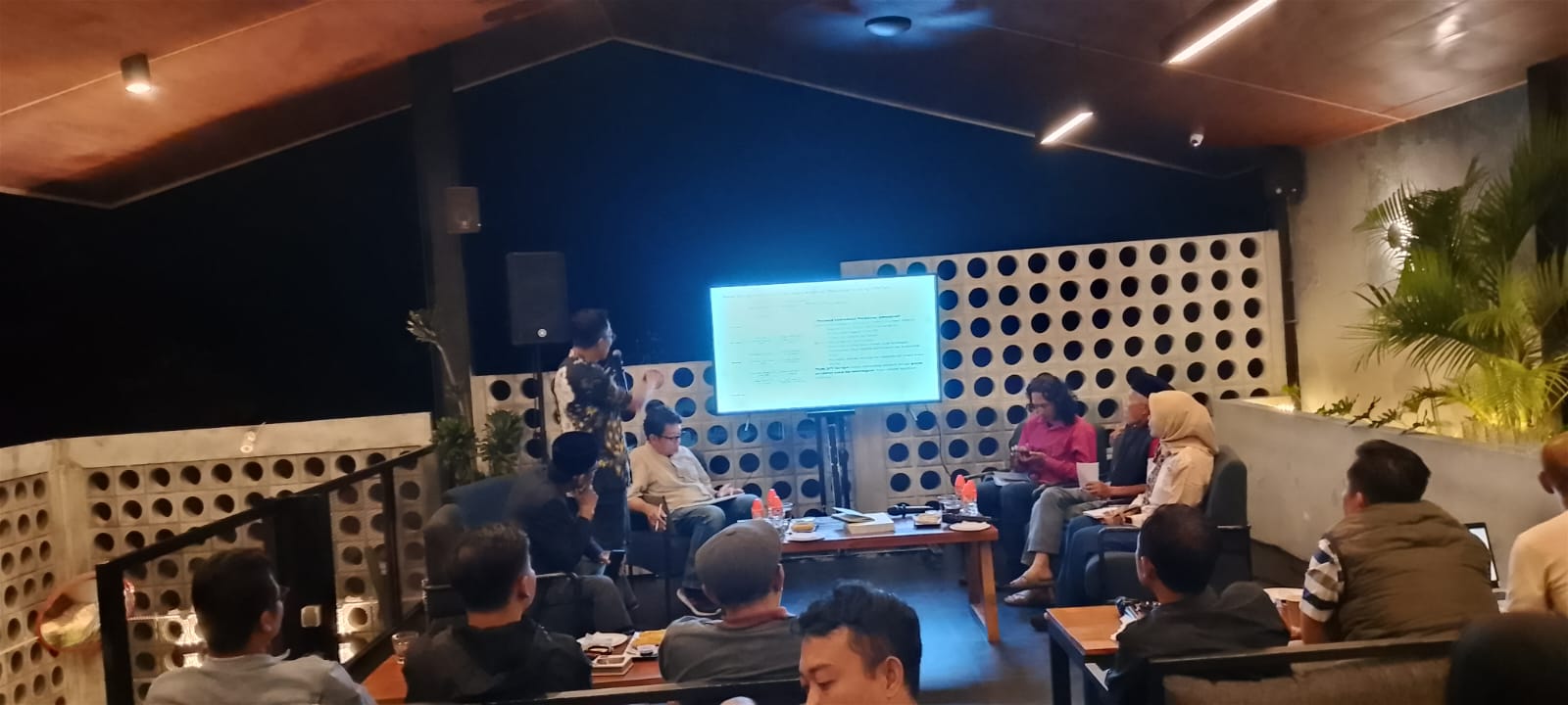 Sekda Lotim M Juaini Taofik saat memaparkan disertasinya pada pojok jurnalis