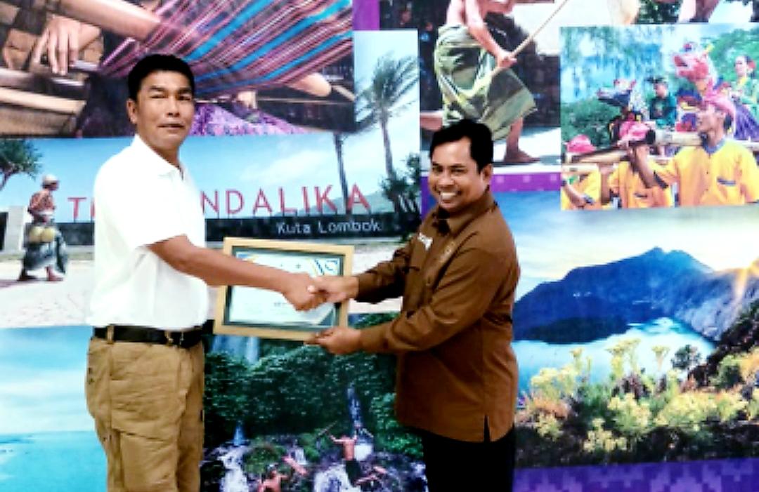 Penyerahan Serifikat Penghargaan Internasional dari APIEM UKM, Kemenpar dan MIF dilakukan oleh Direktur MIF, Sirajuddin, Rabu (7/1) kepada Pemkab Lombok Tengah.