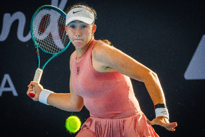 Mirra Andreeva bangkit di Brisbane International 2026, bicara soal tekanan usai tembus Top 10 dan berbagi pelajaran bagi petenis muda.