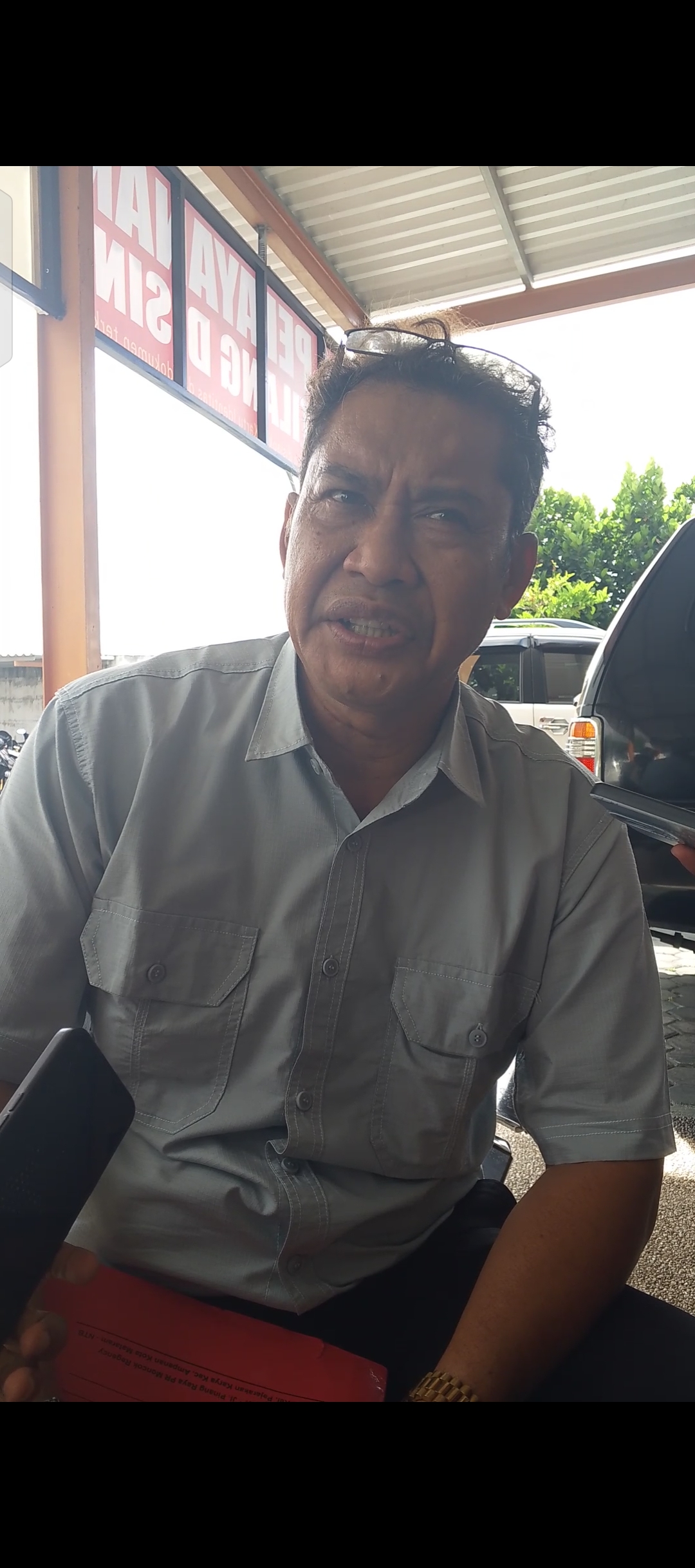 Kuasa Hukum H Ahmad Zainuri yang terseret kasus korupsi dana Pokir DPRD Lobar, Edy Rahman memberikan pernyataan terkait dengan kasus yang menjerat kliennya di kantor Kejari Mataram, Selasa (6/1).
