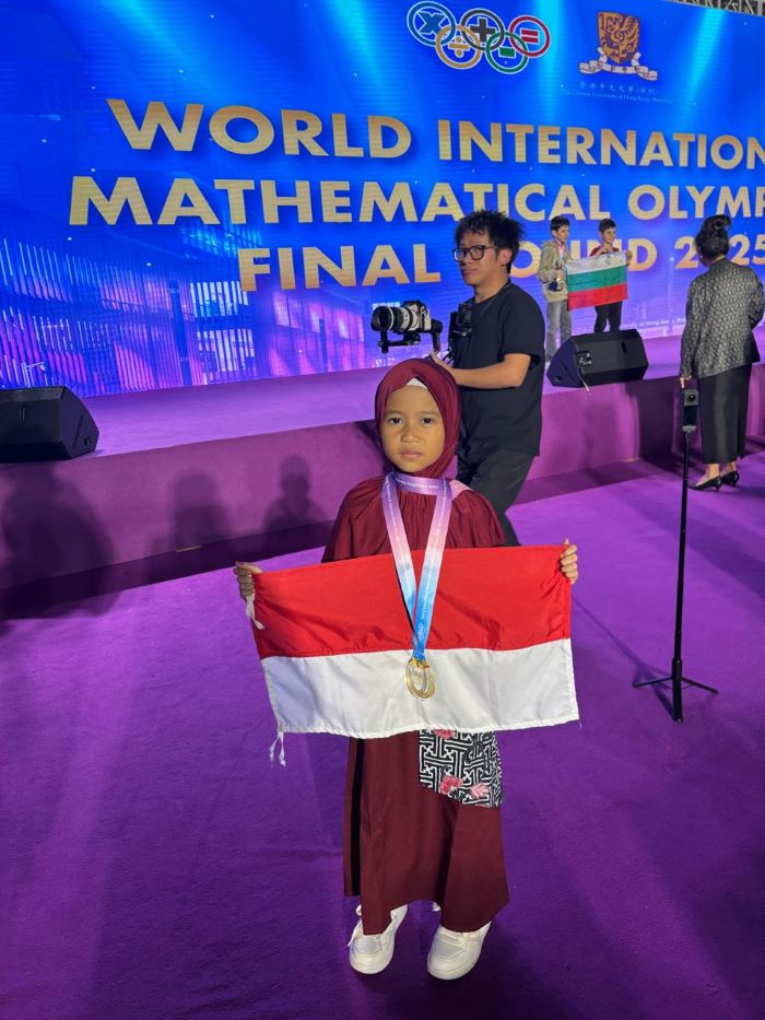 Siswa kelas 1 SD kita dari NTB, Qashiratut Tharfi Paranata (Atut), kembali mengharumkan nama bangsa dengan menyabet medali emas di World International Mathematics Olympiad (WIMO) di Shenzhen, China.