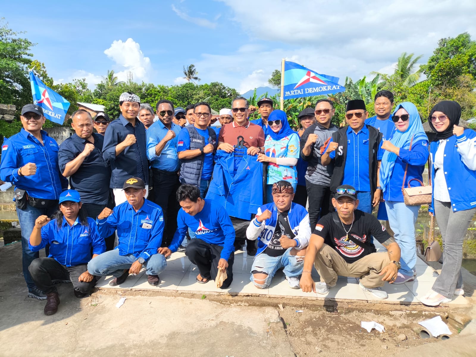 Ketua DPD Demokrat NTB, Ketua DPC Demokrat Kota Mataram serta jajaran pengurus lainnya berfoto bersama.