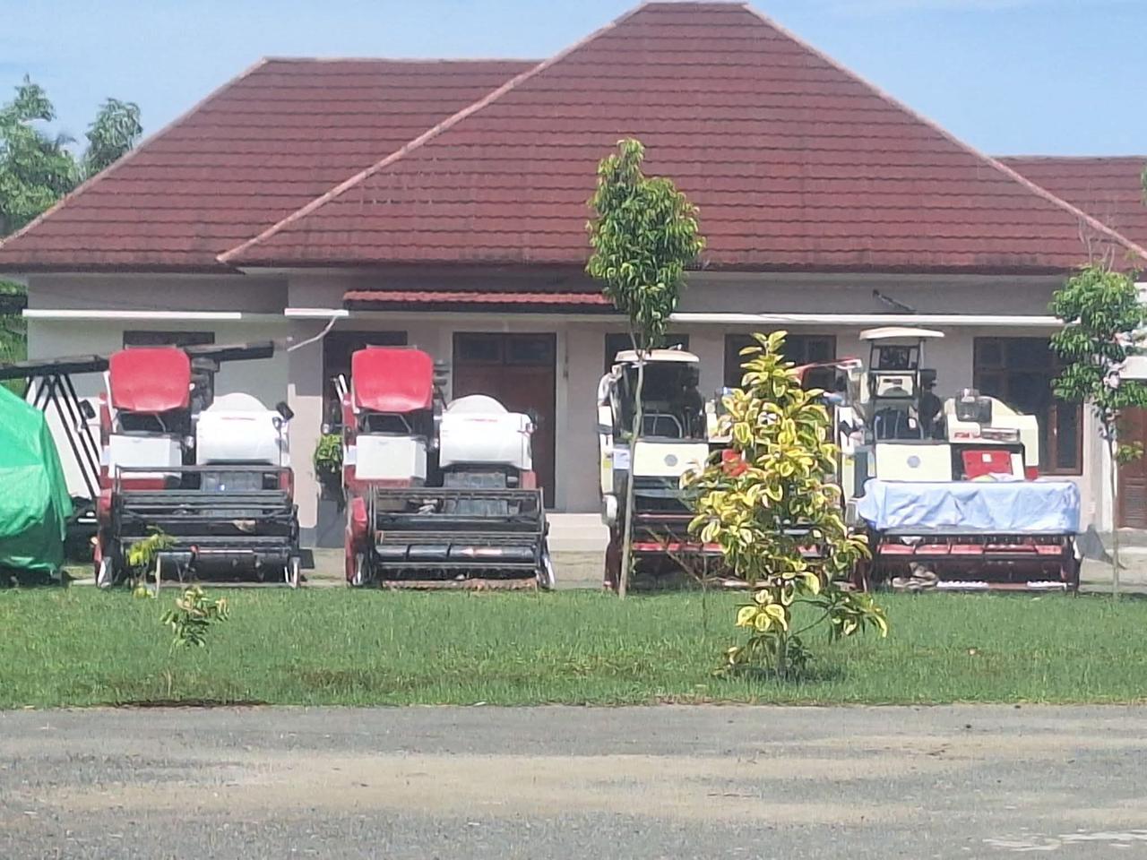 DIAMANKAN: Inilah mesin combine harvester yang diamankan di kantor Kejari KSB.