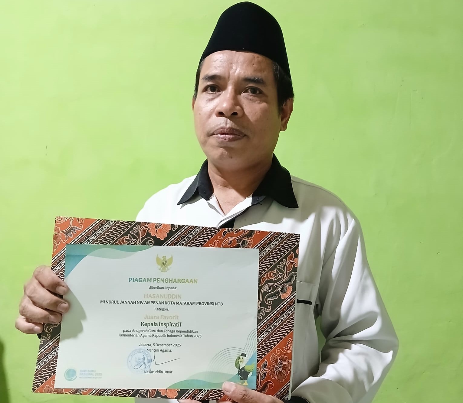 Kepala MI Nurul Jannah NWDI Ampenan Hasanuddin meraih Anugerah GTK Kemenag 2025 sebagai Kepala Madrasah Inspiratif tingkat nasional.