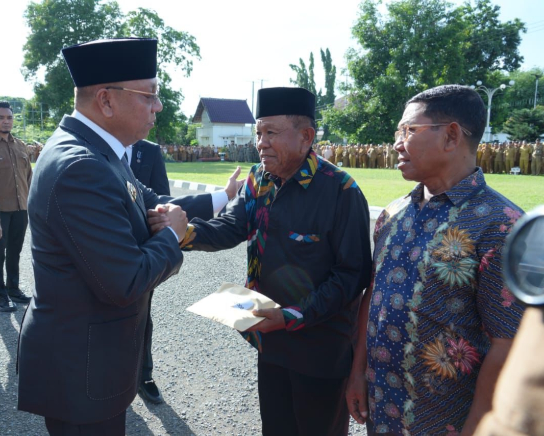 Wali Kota Bima HA Rahman H Abidin memberikan tali asih kepada Sarjan dan Abdul Salam, Senin (5/1).