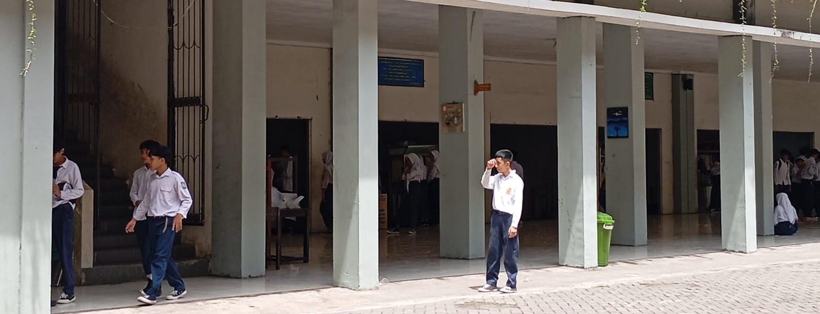 Sejumlah siswa SMPN 6 Mataram bermain di halaman sekolah saat jam istirahat, Selasa (6/1). SMPN 6 Mataram serius tatap TKA.