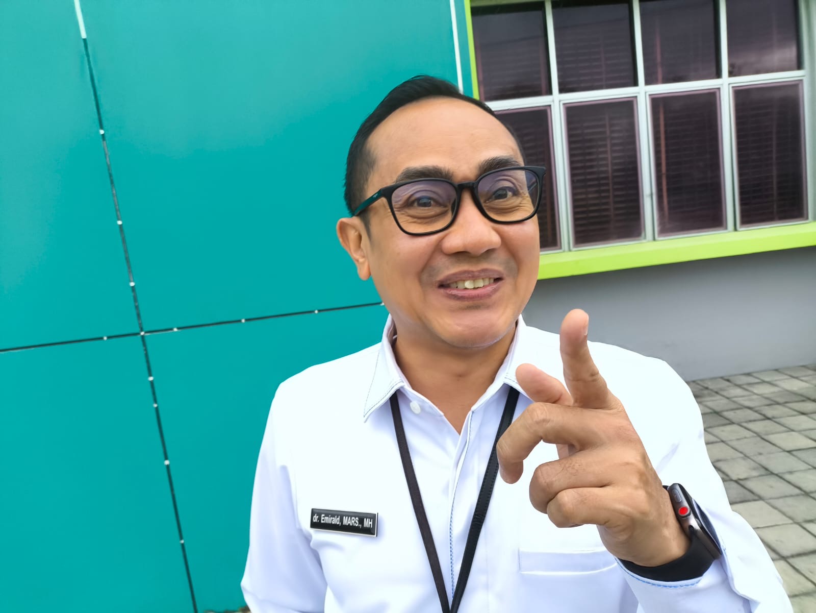 dr. Emirald Isfihan