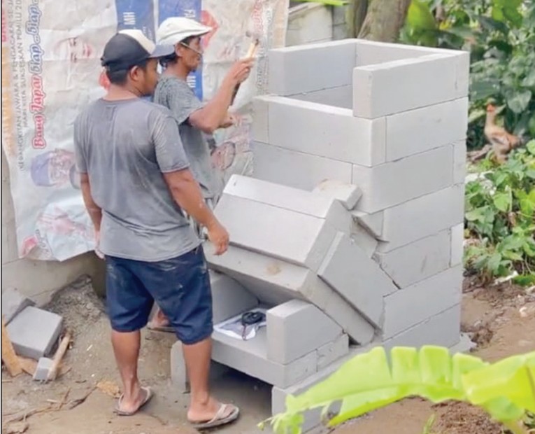 OLAH SAMPAH: Inovasi insinerator jadi solusi persoalan tumpukan sampah di Desa Cicadas, Kabupaten Bogor.