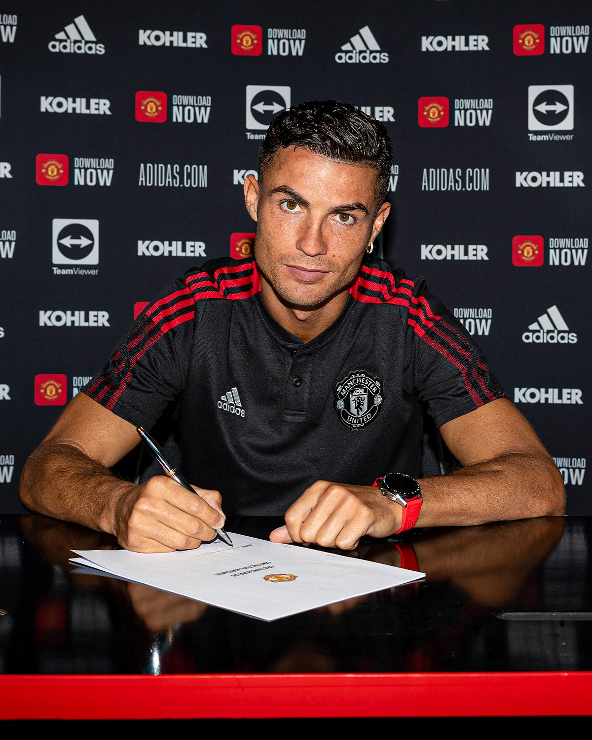 Cristiano Ronaldo mengisyaratkan ambisi mengakuisisi Manchester United di masa depan dan siap memperbaiki klub dari level pemilik.
