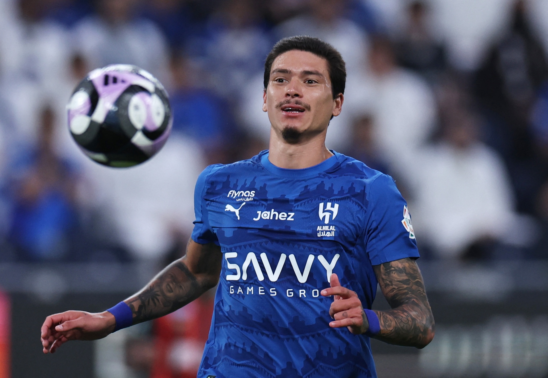 Darwin Nunez mengalami cedera lutut dan memicu isu pensiun dini di usia 26 tahun, meski belum ada konfirmasi resmi dari Liverpool.