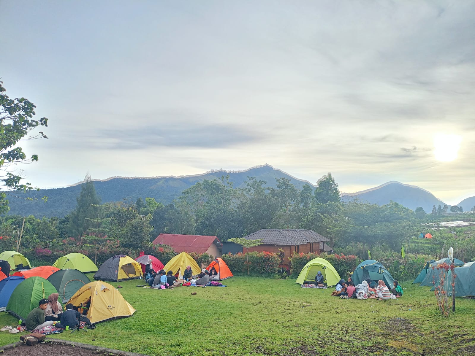 Pemandangan sejumlah tenda yang terbangun di salah satu camping ground di Kecamatan Sembalun.