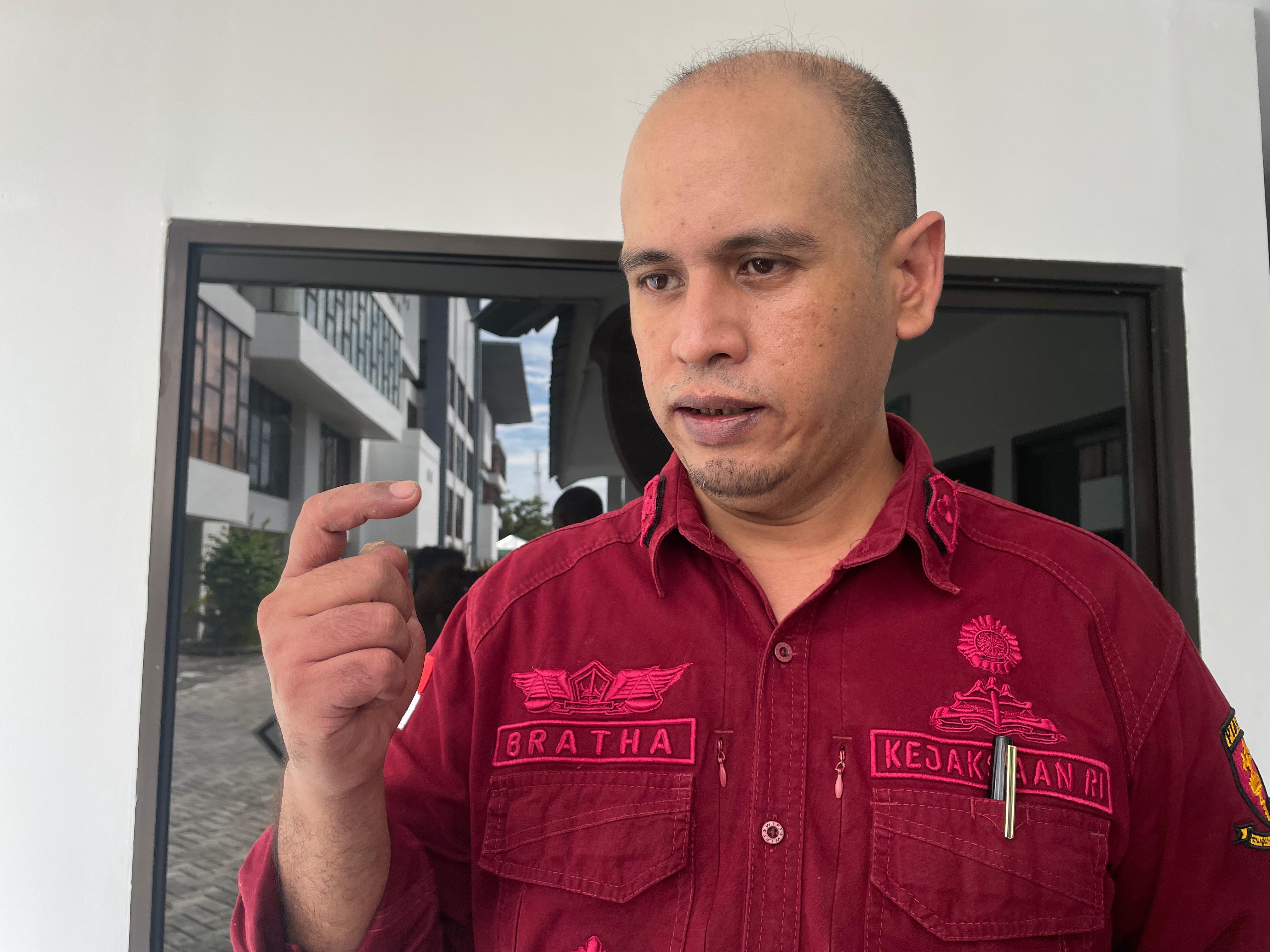Kasi Pidsus Kejari Loteng Bratha Hary Putra memberikan keterangan terkait dugaan korupsi penggunaan dana hibah KONI Loteng.